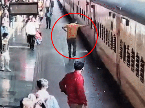 યુવક પરથી ટ્રેન અડધી મિનિટ સુધી ચાલતી રહી, CCTV:સુરત રેલવે સ્ટેશન પર ચાલુ ટ્રેનમાં ચડવા જતાં મુસાફર પાટામાં ઘૂસી ગયો, હાજર લોકોને કંપારી છૂટી ગઈ