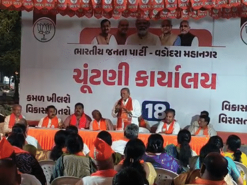 'ક્યાં સુધી મોદીજીના નામે વોટ આપશો, પટેલ ઉમેદવારને સ્થાન આપો':MLA યોગેશ પટેલે કહ્યું-બહારથી કોઈ આવશે તો વિરોધ કરીશું, ‘મોદી તરફી, BJP વિરોધી’ બેનર્સ લાગ્યા
