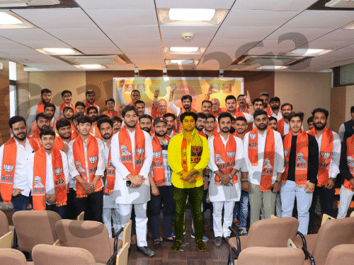 અમદાવાદ કોંગ્રેસની યાદી જાહેર થતા જ બે નામોને લઈ વિવાદ:ભાજપમાં ગયેલા નેતા કોંગ્રેસમાં પુનઃ જોડાય તે પહેલા જ ટિકિટ, ભાજપ નેતાઓ સાથેના ફોટો વાઈરલ કરી કાર્યકર્તાઓ સવાલોનો મારો ચલાવ્યો