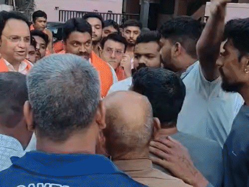 'શરમ આવે છે?, આ વિસ્તાર ભૂલી જજો, વોટ નહીં મળે':સુરતમાં પૂર્વ સ્ટેન્ડિંગ ચેરમેન સહિતના BJP નેતાઓ સામે કાળા પાણીની ડોલ લઈ જનતા ઉતરી, 20 વર્ષનો રોષ ઠાલવ્યો