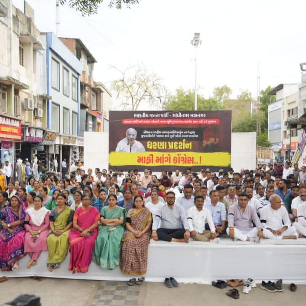ખડગેના નિવેદન સામે ભાજપ આક્રમક:મૌન ધરણા યોજી ઉગ્ર વિરોધ વ્યક્ત કર્યો, ધારાસભ્યનો કટાક્ષ-રાહુલ ગાંધીને શાક કિલોમાં આવે કે લિટરમાં તેની પણ ખબર નથી