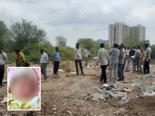અમદાવાદમાં ઢોસાના ખીરાથી થયેલા મોત કેસમાં નવો વળાંક:પોસ્ટમોર્ટમ માટે બાળકીનો મૃતદેહ બહાર કાઢ્યો, લોકોના ટોળા એકઠા થયાં