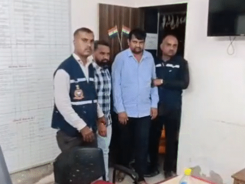 લખતર મામલતદાર કચેરીમાં ACBની ટ્રેપ:નાયબ મામલતદાર અને પટ્ટાવાળો ₹20 હજાર લેતા ઝડપાયા, ખેત જમીન નોંધ પ્રમાણિત કરવા લાંચ માગી