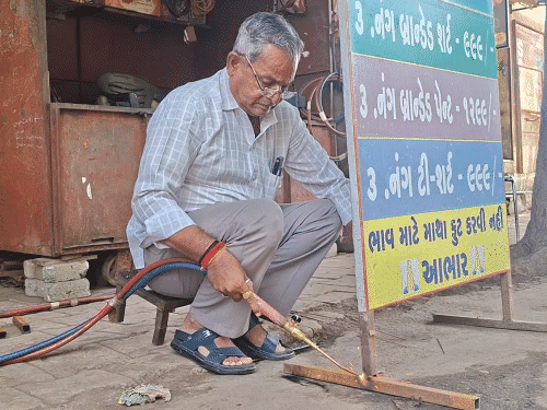 મેયરની ટર્મ પૂર્ણ થતા જ ભરત બારડ વેલ્ડિંગ કામમાં વળગ્યા:અઢી વર્ષ ભાવનગરના મેયર રહ્યા પણ પોતાનો વ્યવસાય ન ભૂલ્યા, પોતાનું ઘર પણ નથી