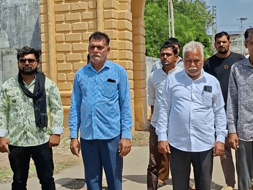 'કોઈપણ રાજકીય પક્ષે પ્રચાર માટે પ્રવેશ કરવો નહીં':ઉચરપી ગામે મહાનગરપાલિકા ચૂંટણીનો બહિષ્કાર, વિકાસના નામે ખેતીલાયક જમીનો છીનવાઈ રહી હોવાના સ્થાનિકોના આક્ષેપ