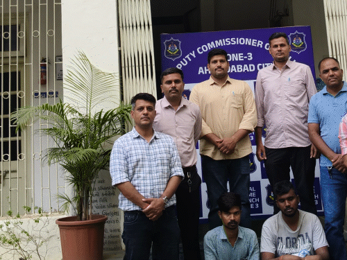 ઝારખંડથી ફ્લાઈટમાં IPL જોવા નહીં, ફોન ચોરવા આવ્યા:મેચની ઓડિયન્સને ટાર્ગેટ કરી મોબાઈલ ચોરતી ટોળકીને અમદાવાદ પોલીસે દબોચી, સ્પેશિયલ બનિયાન પહેરીને ચોરી કરતા