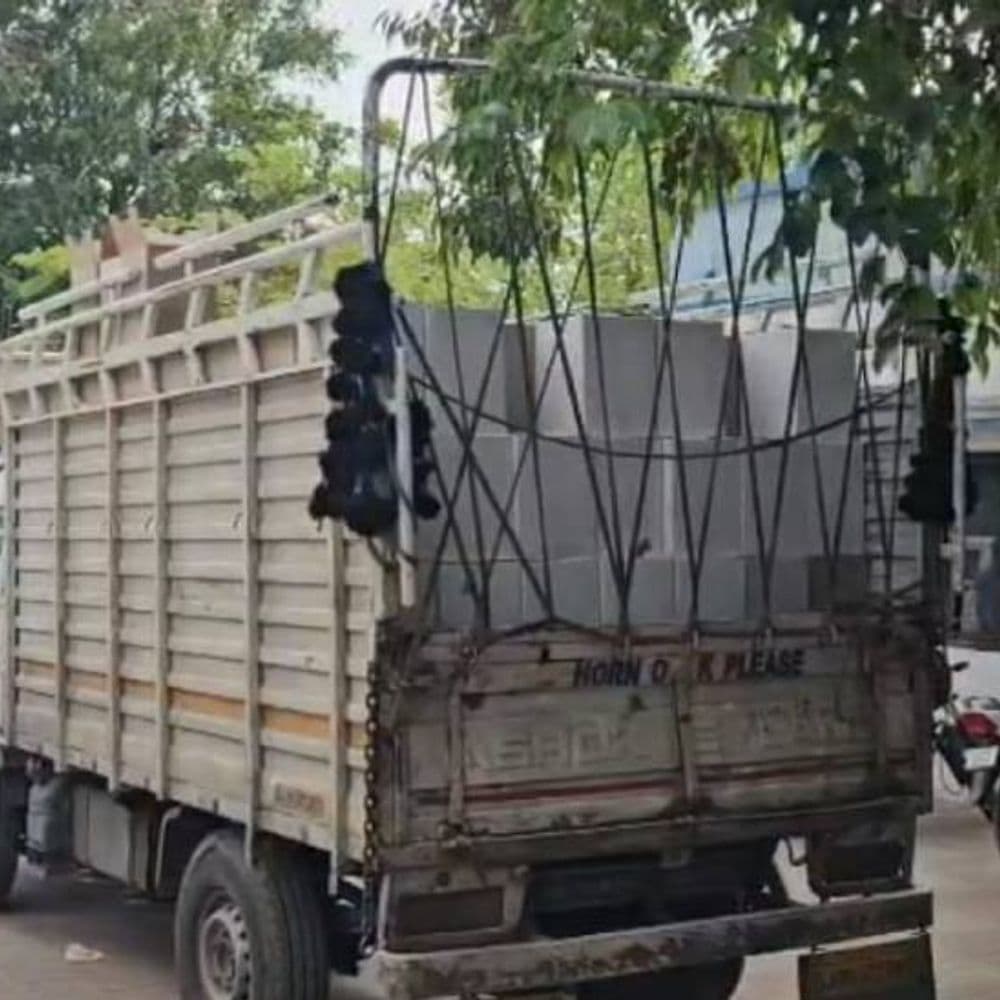 સિદ્ધપુર હાઈવે પર શંકાસ્પદ ઘીનો મોટો જથ્થો ઝડપાયો:સ્થાનિક સ્વરાજ્યની ચૂંટણીને ધ્યાનમાં રાખી પોલીસનું ચેકિંગ, 7.70 લાખની કિંમતના 308 ડબ્બા જપ્ત