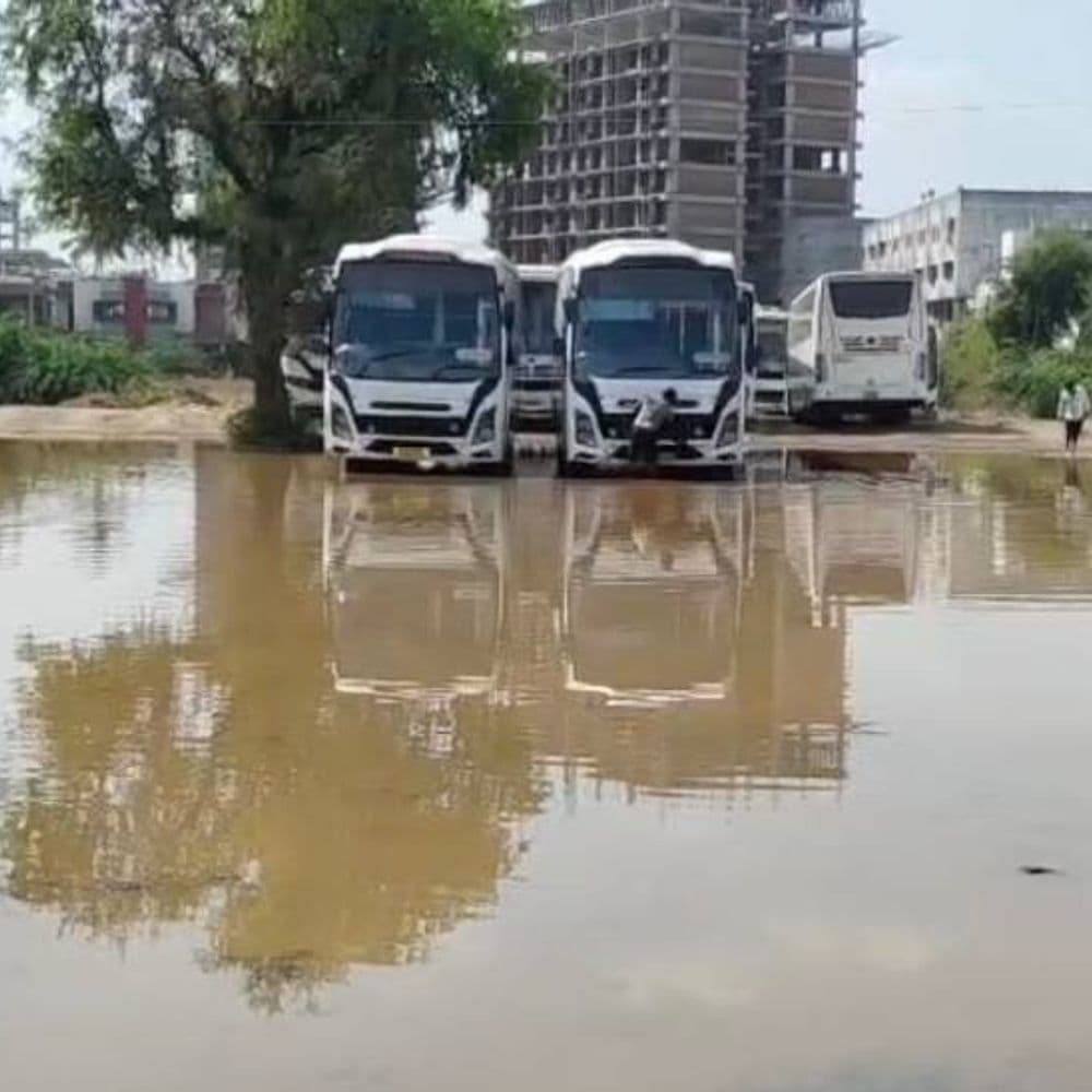 ઝાડેશ્વર ચોકડી પાસે પીવાના પાણીની પાઈપલાઈન તૂટી:ભર ઉનાળે લાખો લીટર પાણીનો બગાડ, સમારકામની કામગીરી હાથ ધરાઈ