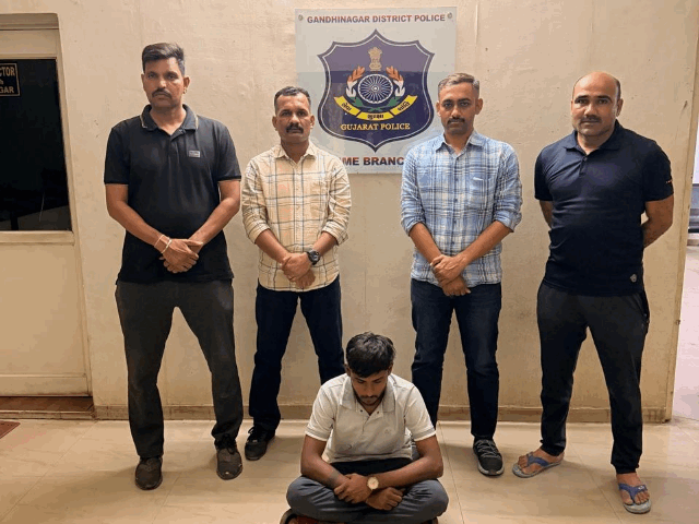 લોદરા-સરગાસણથી બે શખસ IPL મેચ પર સટ્ટો રમતા ઝડપાયા:53 હજારથી વધુનો મુદ્દામાલ જપ્ત, ક્રાઈમ બ્રાન્ચે સંકળાયેલાની શોધખોળ શરૂ કરી