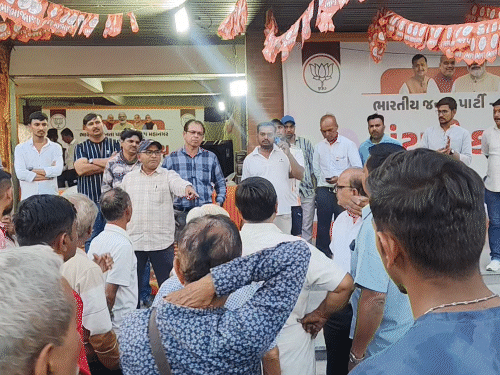 'સ્થાનિકને ટિકિટ ન મળે તો મજૂરી કરવાની?':વોર્ડ-18માં ભાજપના ‘આયાતી’ ઉમેદવારોને ટિકિટ આપતા સ્થાનિક કાર્યકર્તાઓમાં ભારે રોષ, પરિવારવાદના આક્ષેપ સાથે રાજીનામાની ચીમકી