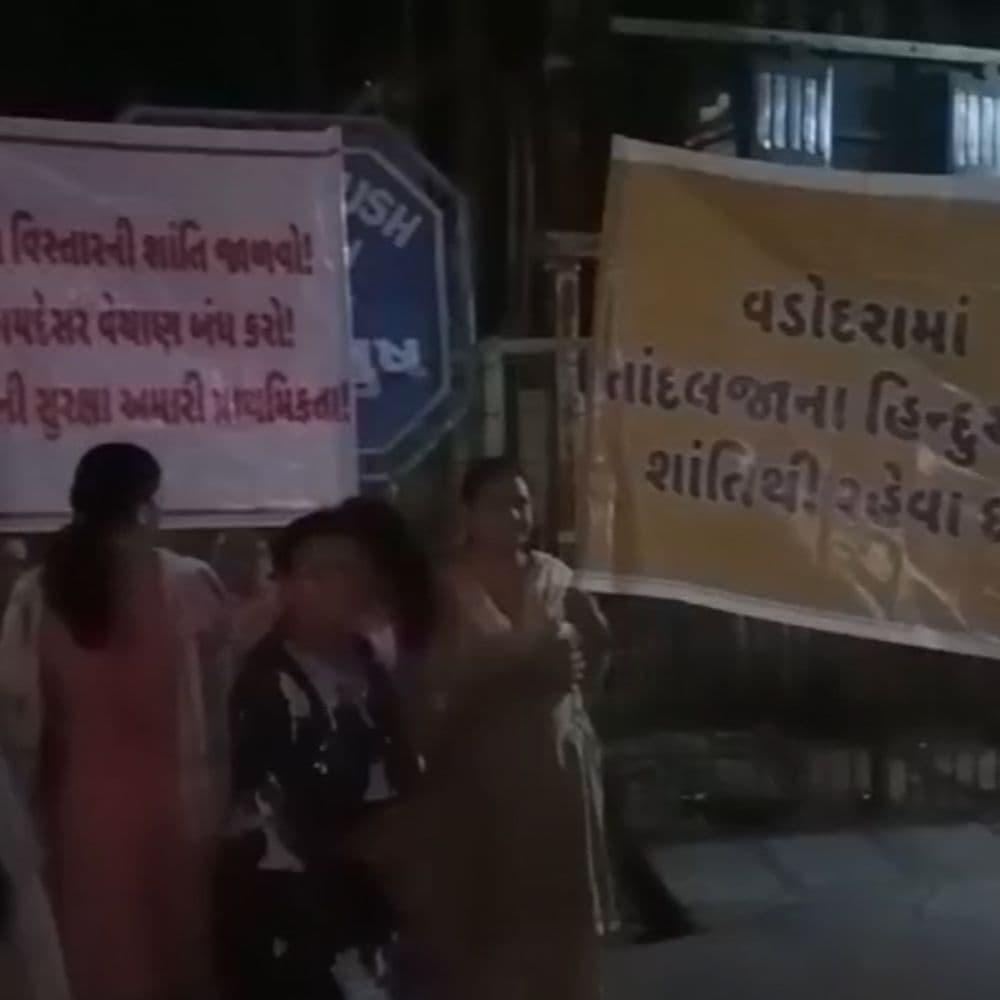 ઓલ્ડ પાદરા રોડ અશાંતધારા વિસ્તારના એક પ્લોટના સોદા મામલે વિવાદ:સ્થાનિકોએ કોર્પોરેટરના ઘરે રામધુન બોલાવી વિરોધ કર્યો, કાર્યવાહી નહીં થાય તો આંદોલનની ચિમકી