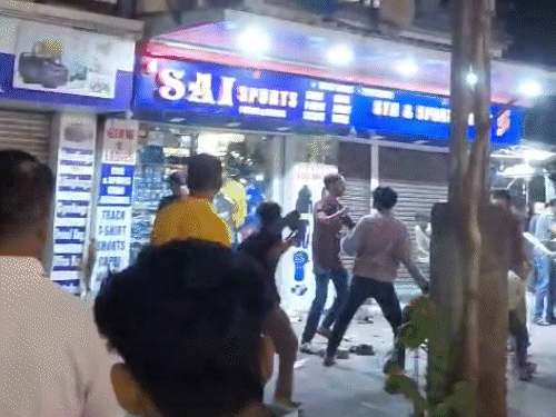 પથ્થર, ધોકા, બૂટ-ચપલથી ધિંગાણુ,VIDEO:સુરતમાં 15 હજારની લેતીદેતીમાં બે જૂથ જામી પડ્યા, રોડ પર ફિલ્મ દૃશ્યો સર્જાયા