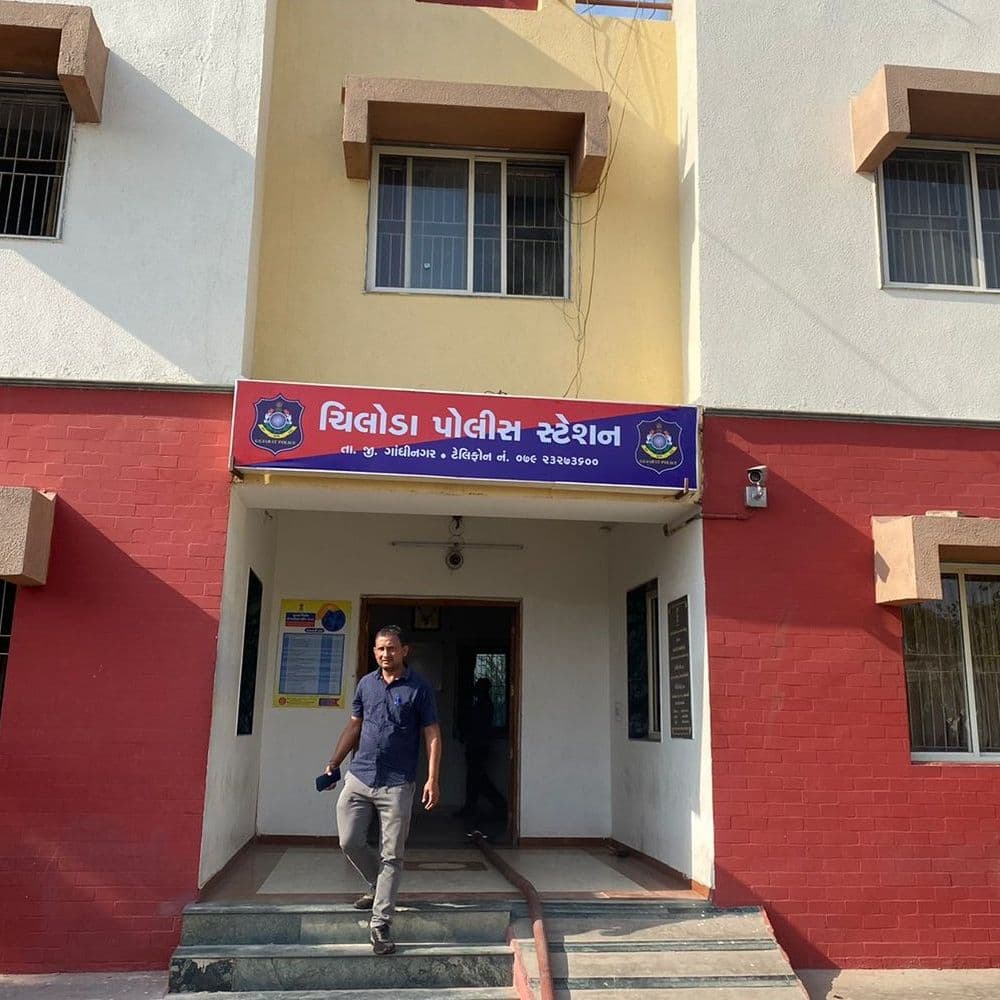 કન્ટેનર ચાલકે બ્રેક મારતા આઈસર ધડાકાભેર અથડાયું:સારવાર લીધા બાદ પરત ઘટનાસ્થળે પહોંચતા ડ્રાઈવરનું મોત, ચંદ્રાલા હાઈવે પરની ઘટના