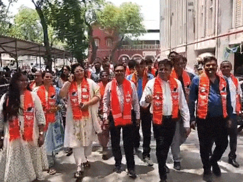 કોંગ્રેસે સીધા મેન્ડેટ આપી ફોર્મ ભરાવ્યા, આપને ઉમેદવારોના ફાંફા પડ્યા:ભાવનગર, વડોદરા અને સુરત મનપામાં ચિત્ર ફાઇનલ, ચૂંટણી લડ્યા પહેલા જ 42 સીટ પર ભાજપે ખેલ પાડ્યો