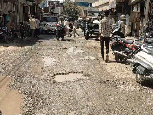 થરાદ નગરપાલિકા વોર્ડ નં.4નો ગ્રાઉન્ડ રિપોર્ટ:વિકાસના પોકળ દાવાઓ વચ્ચે રસ્તા અને પાણીની સમસ્યાથી સ્થાનિકોમાં સત્તાધારી પક્ષ સામે વિરોધ