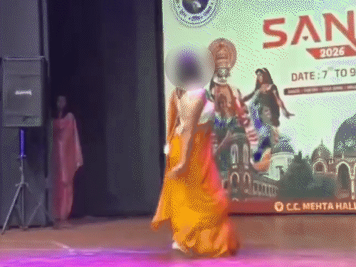 MSUની વિદ્યાર્થિની બની 'ધક ધક ગર્લ', VIDEO:ABVPના કાર્યક્રમમાં યુનિ.ને લાંછન લગાવતું કૃત્ય, NSUIએ કહ્યું- 'સંસ્કૃતિના નામે અશ્લીલતા ફેલાવતા સંગઠનો પર રોક લગાવો'
