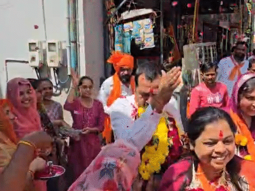 શીતળા માતાના દર્શન કરી ચૂંટણી પ્રચારની શરૂઆત:ખોખરા વોર્ડના ભાજપના ચારેય ઉમેદવારનું લોકોએ સ્વાગત કર્યું; શહેર પ્રમુખ-ધારાસભ્ય પણ જોડાયા