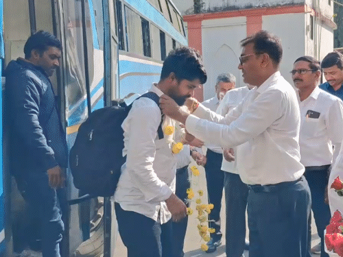 ઈરાન યુદ્ધ વચ્ચે દરિયામાં ફસાયેલા માછીમારો 40 દિવસે વતનમાં આવ્યા:નજર સામે મિસાઈલો છૂટતી, આકાશ લાલચોળ થતું ને દરિયામાં ઘ્રુજારી છૂટતી;વલસાડમાં ફૂલહારથી સ્વાગત