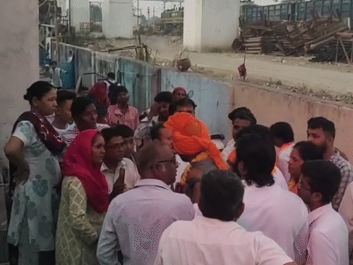 વોર્ડ-12ના રહીશોએ ભાજપ ઉમેદવારોનો ઉધડો લીધો, Video:વડોદરામાં પ્રચાર અભિયાનમાં લોકોએ ઉમેદવારોને ઘેર્યા, કહ્યું- અમે કેવામાં રહે છીએ, તમને ખબર છે? કોઈ નેતા કામ કરતા નથી