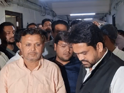 AMCની ચૂંટણીમાં આજે ફોર્મ ચકાસણીનો દિવસ:ભાજપ MLA કૌશિક જૈનની કલેક્ટર ઓફિસમાં ઉપસ્થિતિથી NSUIના શાહનવાઝ શેખે વાંધો ઉઠાવ્યો