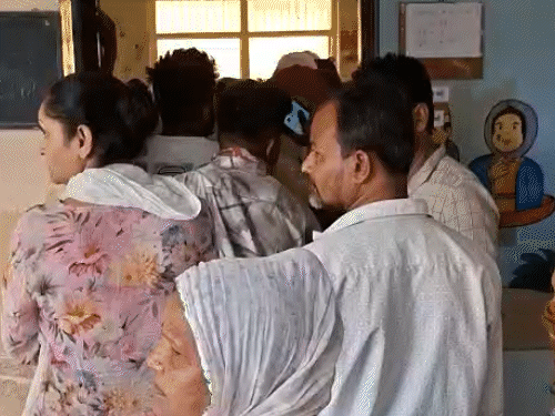 મહેસાણા મહાનગરપાલિકા ચૂંટણી:વોર્ડ નં. 6માં EVM ખોટવાતા મતદારોને હાલાકી, સવારથી મતદાનમાં વિલંબ થતાં ઉત્સાહ ઓસર્યો