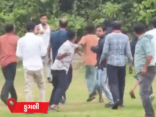 બંગાળમાં મતદાન દરમિયાન હિંસા-મારામારી, 10 VIDEO:ભાજપના ઉમેદવારની કારમાં તોડફોડ, એજન્ટ પર હુમલો; TMC કાઉન્સિલર અને અપક્ષ ઉમેદવાર વચ્ચે મારામારી