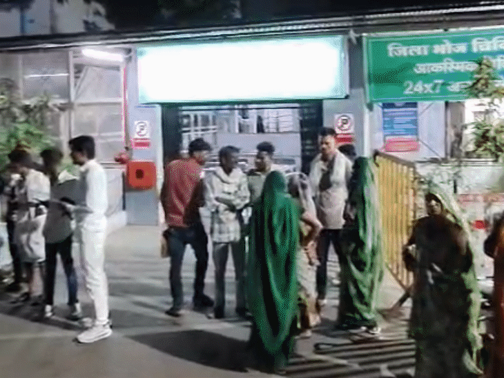 MPના ધારમાં પિકઅપ વાહન પલટ્યું, 15નાં મોત:ટાયર ફાટ્યા પછી સ્કોર્પિયો સાથે અથડાયો; મૃતકોમાં બે બાળકો, 10 ઘાયલ ઇન્દોર રિફર
