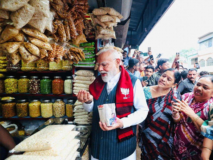 પાંચ રાજ્યોમાં ચૂંટણી પૂરી, 11 PHOTOS:બંગાળમાં મોદીએ ઝાલમુડી ખાધી, મમતાએ સ્કૂટી પર સવારી કરી; રાહુલે કેરળમાં સાયકલ ચલાવી