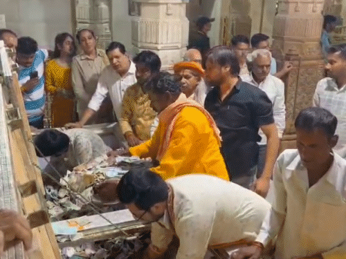 સાંવલિયાજીને 34 વર્ષમાં પહેલીવાર 337 કરોડનું દાન:200 લોકોનો સ્ટાફ, મશીનથી ગણતરી, એવી શ્રદ્ધા કે ભક્તો સ્ટેમ્પ પર રકમ લખીને લાવે છે