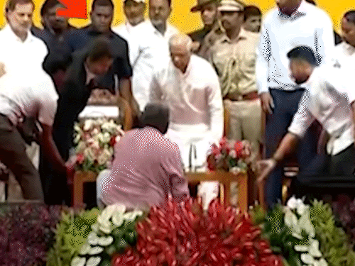 CM વિજયનો 'રીયલ લાઈફ' રોલ:શપથગ્રહણ બાદ સ્ટેજ પર જાતે ટેબલ ઉઠાવ્યું, સાદગીએ દિલ જીત્યા; રૂમર્ડ ગર્લફ્રેન્ડ ત્રિશાને ભીડે ઘેરી; જુઓ VIDEO