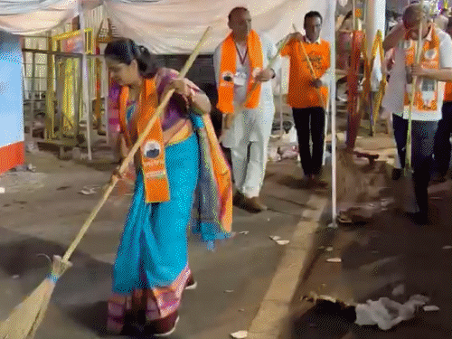 PMના રોડ શોના રૂટ પર સ્વચ્છતા અભિયાન:ગદા સર્કલથી એરપોર્ટ સુધી ભાજપના આગેવાનો-કાર્યકરોએ સફાઈ કરી