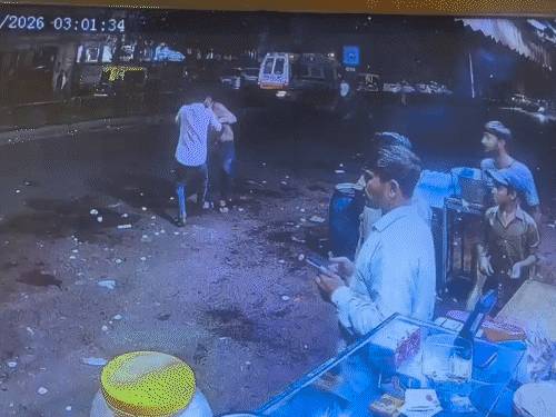 જામનગર:હોસ્પિટલ પાસે યુવાન પર જીવલેણ હુમલો;CCTV:મિત્રની સારવાર માટે આવેલા યુવાનોને લોખંડના પાઇપ અને ધોકાથી માર્યા;4 શખ્સો સામે ગુનો નોંધાયો