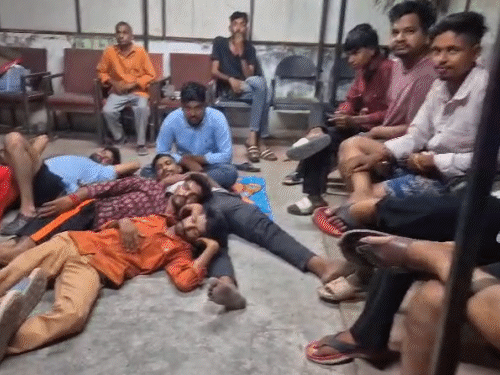 ગોત્રીમાં 10 કલાક વીજપુરવઠો ખોરવાતા લોકોએ વીજકચેરીમાં પથારી પાથરી:ભરઉનાળે MGVCLની ઘોર બેદરકારી, લોકોએ કહ્યું-'મેન્ટેનન્સના નામે અમને ઊંઘવા નથી દેતા'