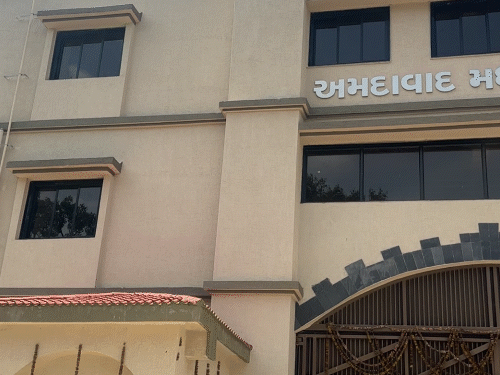 સાબરમતી સેન્ટ્રલ જેલના મેન ગેટમાંથી કેદી ભાગી ગયો:હત્યા-પોક્સોની સજા ભોગવી રહેલો પાકા કામનો કેદી બડા ચક્કરમાં કેદ હતો; હાઈ સિક્યોરિટી જેલની પોલ ખુલી