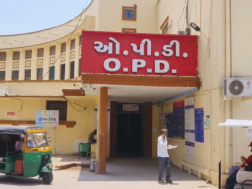 વડોદરામાં પારો 43 ડિગ્રીને પાર:અસહ્ય ગરમી વચ્ચે વૃદ્ધાનું મોત, SSG હોસ્પિટલમાં હીટસ્ટ્રોક વોર્ડ તૈયાર