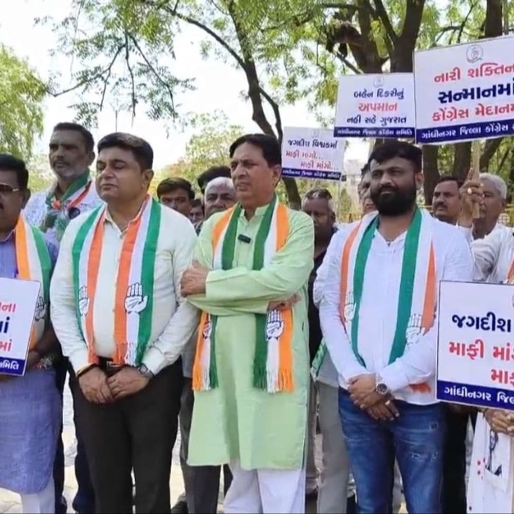 જગદીશ વિશ્વકર્માના નિવેદન સામે કોંગ્રેસનો વિરોધ:ગેનીબેન ઠાકોર વિરુદ્ધ ટિપ્પણી મામલે માફીની માંગ સાથે ધરણા પ્રદર્શન, કલેક્ટરને આવેદન પત્ર આપ્યું