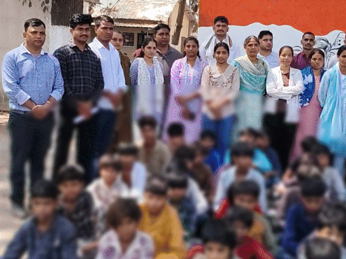 સુરતમાં રાજસ્થાન પોલીસનું મેગા ઓપરેશન:ઉદયપુરના 84 બાળકોને ફેક્ટરીઓમાંથી મુક્ત કરાવાયા, 5000 માટે સાડીમાં દોરા કાપવા-મશીન ચલાવવાનું જોખમી કામ કરાવાતું