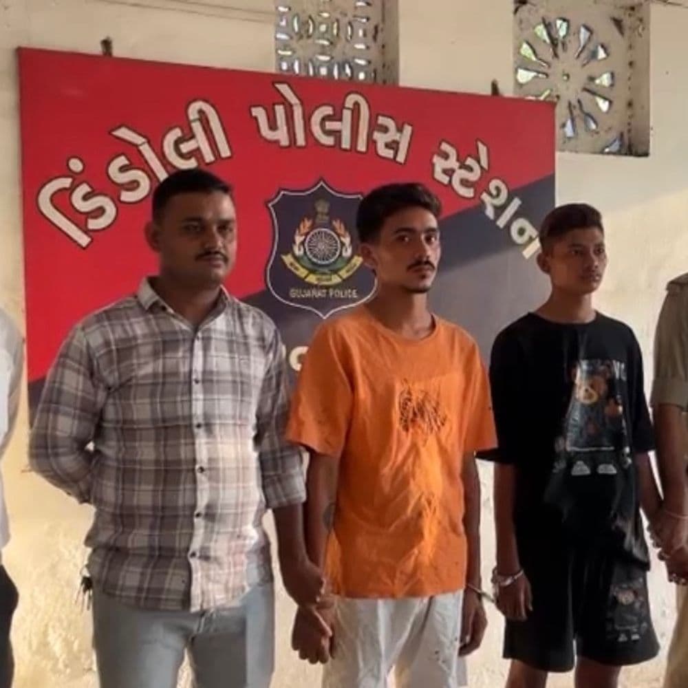ભેસ્તાનમાં આધેડની હત્યા મામલે 3 ઝડપાયા:ભંગાર સળગાવવા બાબતે ચાર શખ્સોએ મળી દંડા અને તીક્ષણ હથિયારોથી હુમલો કર્યો હતો
