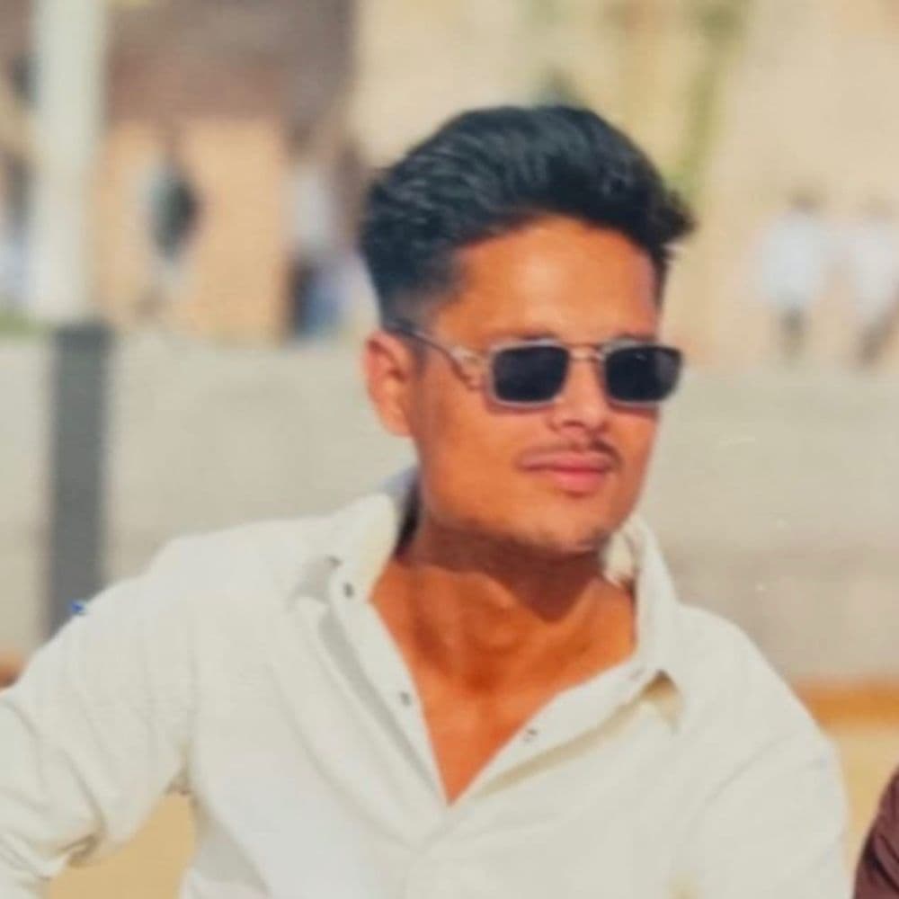 લિંબાયતમાં મિત્રોએ જ મિત્રને ચપ્પુના ઘા ઝીંકી પતાવી દીધો:સુરતમાં વતનના ઝઘડાનો ખાર રાખી વેલ્ડિંગ કામ કરતા યુવાનની કરપીણ હત્યા, ચારેય ફરાર આરોપીની CCTVના આધારે શોધખોળ
