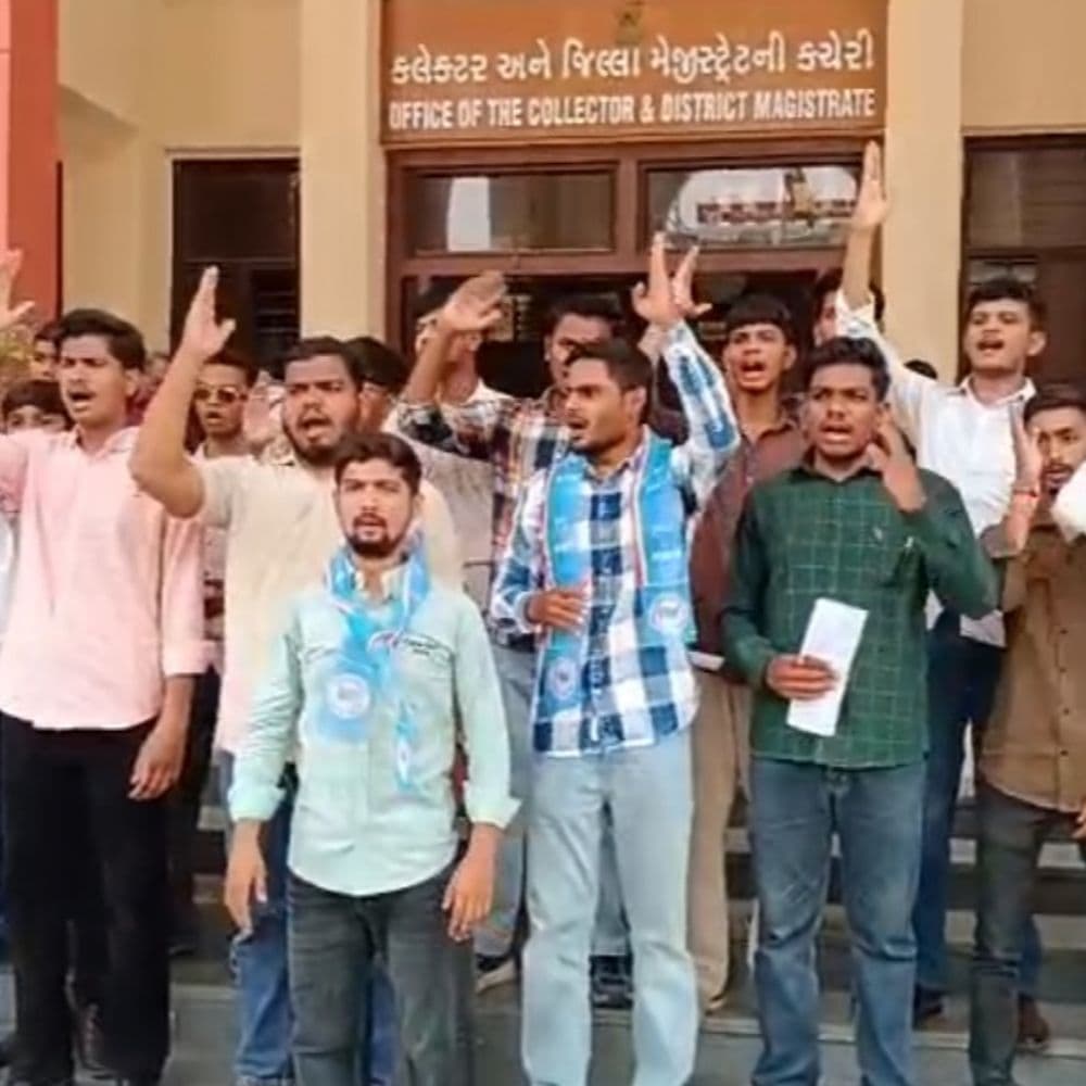 NEET પરીક્ષા રદને લઈ NSUIનો વિરોધ:કલેક્ટર કચેરીએ સુત્રોચ્ચાર સાથે આવેદન પત્ર આપ્યું, 'લાખો વિધાર્થીઓના સપનાઓ પર આ સરકારે પાણી ફેરવ્યું'