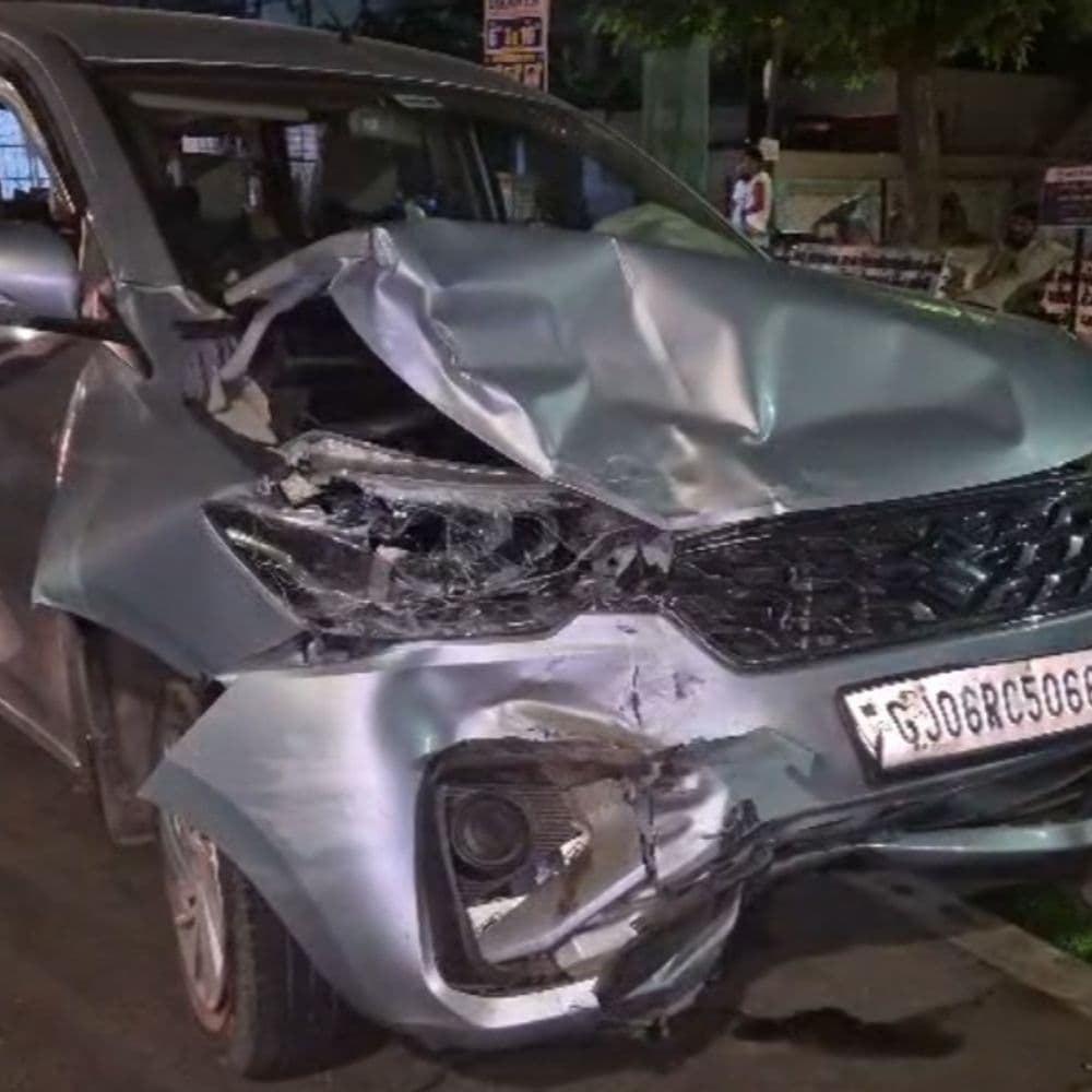 વડોદરામાં અકસ્માત સર્જનાર કારચાલક ફરાર:કારચાલક આગળ જતી કારને ટક્કર મારી, ગાડીમાંથી બિયરના ટીન મળ્યા; પોલીસે અકસ્માત અને પ્રોહિબિશન હેઠળ ગુનો નોંધ્યો