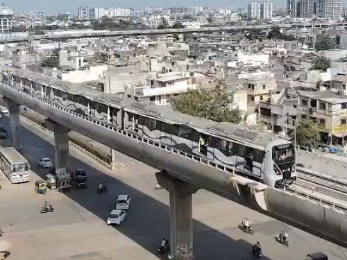 સુરત મેટ્રોના બીજા કોરિડોર પર ટ્રાયલ રનનો પ્રારંભ:7 સ્ટેશનોના સ્ટ્રક્ચર તૈયાર, હવે 500 કલાક સુધી ટ્રેનનું સઘન ટેસ્ટિંગ ચાલશે; મેટ્રો પ્રોજેક્ટની 75% કામગીરી પૂર્ણ