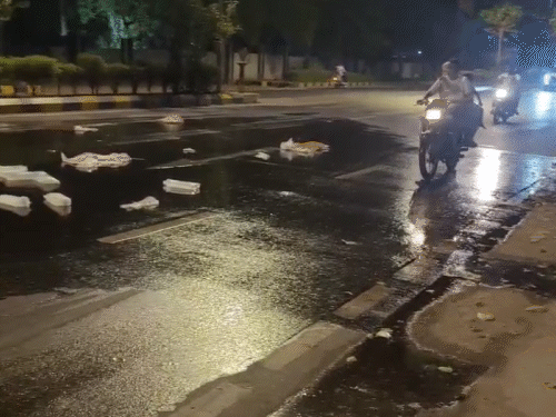 રામોલમાં રોડ પર દેશી દારૂની રેલમછેલ:ખેડાથી આઇસર ટ્રકમાં લવાતી પોટલીઓનો જથ્થો રોડ ઉપર પડ્યો, અસારવાના બુટલેગરે મંગાવ્યાનો ઘટસ્ફોટ