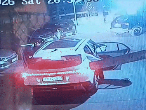 બિલ્ડરની મર્સિડીઝ ચોરવા ગાડી લઇને આવ્યા, CCTV:અમદાવાદમાં ફ્લેટના પાર્કિંગમાંથી કાર ચલાવી નીકળી ગયા, બે શખસ કેમેરામાં કેદ