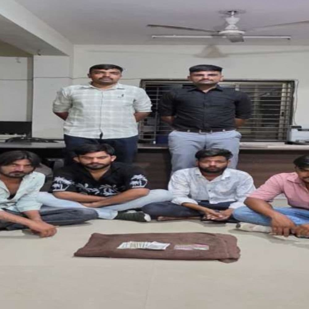 બાપોદ પોલીસે 4 જુગારીઓને ઝડપ્યા:ચાચાનહેરુનગર આંગણવાડી પાસેના ખુલ્લા મેદાનમાં જુગાર રમતા હતા, 11 હજારનો મુદ્દામાલ જપ્ત