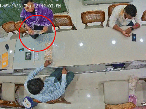 મહિલાએ સોનાની બંગડીઓ સેરવી લીધી, CCTV:દીકરાના સ્કૂલની ફી ભરવા માટે ચોરી કર્યાંની કબૂલાત, મૂળ પોરબંદરની મહિલાએ અમદાવાદમાં બે જ્વેલર્સમાં હાથફેરો કર્યો