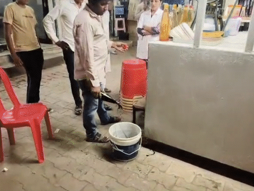 'ફૂડ ચેકિંગ વાન' દ્વારા સ્થળ પર જ ટેસ્ટિંગ:મહેસાણા ફૂડ વિભાગ દ્વારા માનવ આશ્રમ ચોકડી પાસે આઈસ્ક્રીમ અને ડિશ ગોળાની લારીઓ પર સઘન ચેકિંગ