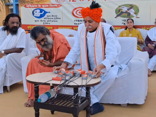 યુવતીઓના સેલ્ફ ડિફેન્સ માટે પ્રવીણ તોગડીયાએ ડિવાઈસ લોન્ચ કર્યું:બેગમાં રાખી શકાશે, સ્વીચ દબાવતા જ કરંટ પેદા થશે, જૂનાગઢમાં શૌર્ય પ્રશિક્ષણ વર્ગ યોજાયો