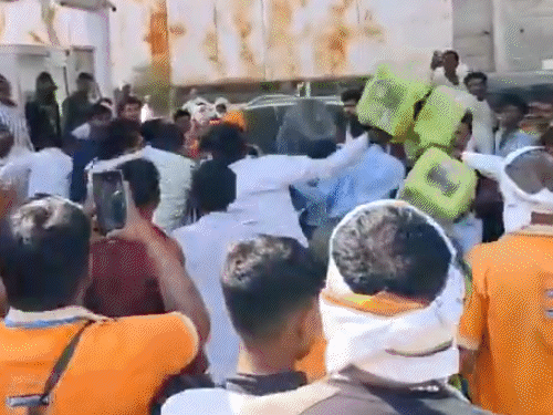 મહારાષ્ટ્ર: ડીઝલ લેવા માટે પડાપડી, ધબધબાટી બોલી:પેટ્રોલ પંપ પર કેરબે-કેરબે દે ધના ધન, લાઈનમાં ઉભા રહેવા બાબતે ઝઘડો થયો હતો; VIDEO વાયરલ