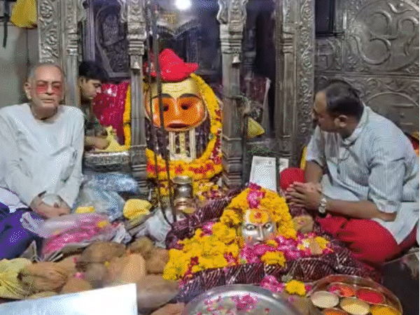 ઉજ્જૈનના કાલભૈરવ મંદિરમાં હવે VIP દર્શનની વ્યવસ્થા:500 રૂપિયા આપીને શ્રદ્ધાળુઓ સીધા ગર્ભગૃહ સુધી પહોંચી શકશે; મંદિરની બહાર ટિકિટ મળશે